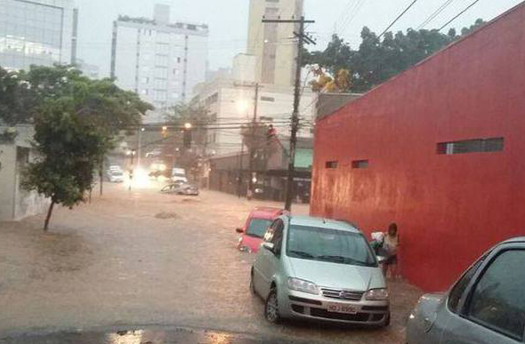 Chuva nas avenidas Silva Lobo e Barão Homem de Melo /Foto: Ruth Soares 