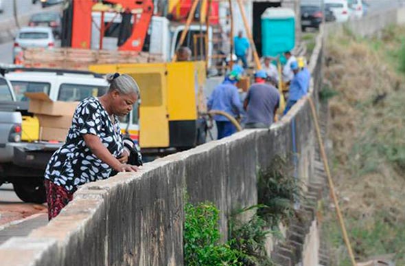 Uma das situações de maior risco é a movimentação do muro de concreto que vem cedendo ao lado da BR-356, continuação da Avenida Nossa Senhora do Carmo / Foto: Túlio Santos / EM