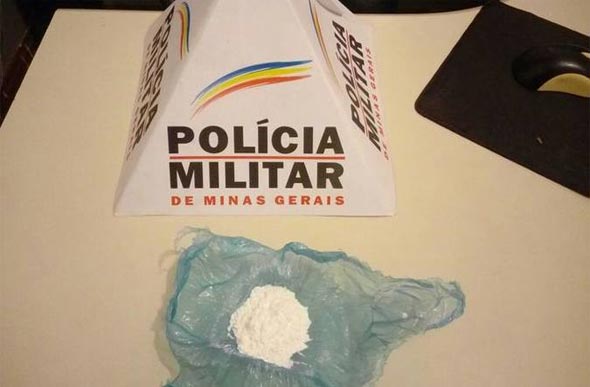 Entre os materiais apreendidos está uma porção de cocaína/ Foto: PM