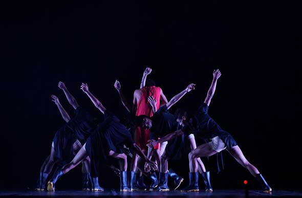 Premiado espetáculo de dança AMAL é inspirado na Guerra da Síria/ Foto: Ascom Teatro Peqaria