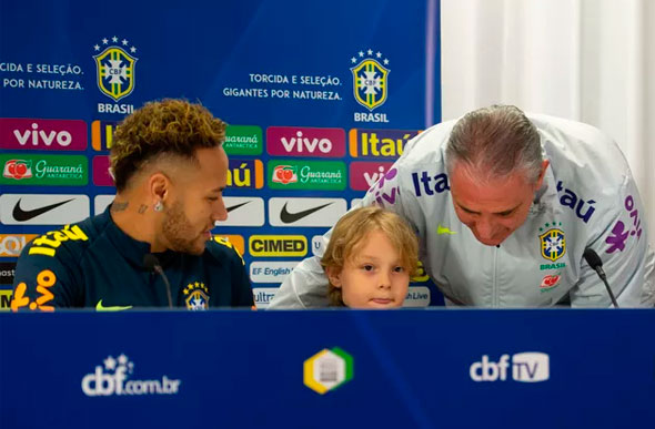Tite cede lugar a Davi Lucca, filho de Neymar, em coletiva da seleção brasileira em Londres — Foto: Pedro Martins/MoWA Press