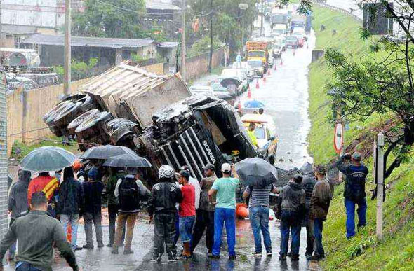 Chovia no Anel Rodoviário quando uma carreta carregada de minério tombou depois de bater em um guincho (foto: Paulo Filgueiras/EM/D.A Press )