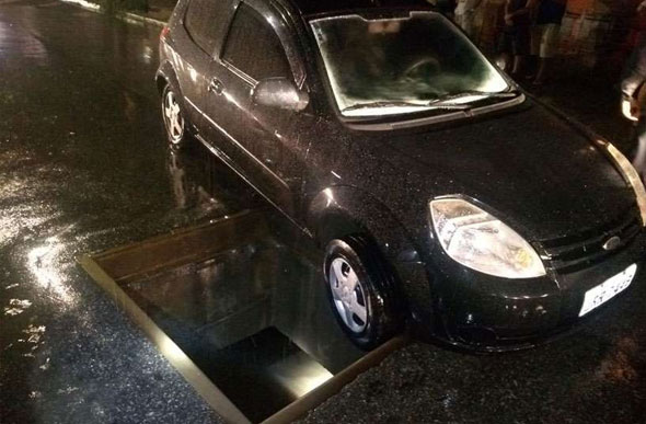 Foto: Corpo de Bombeiros/Divulgação/ Ao desembarcar do carro no meio do alagamento, a jovem acabou caindo em um buraco