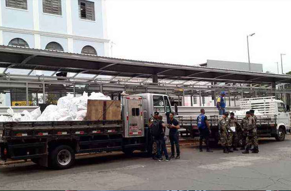 Foto: Jair Amaral/EM/D.A PRESS/ Mercadorias apreendidas foram colocadas em caminhões