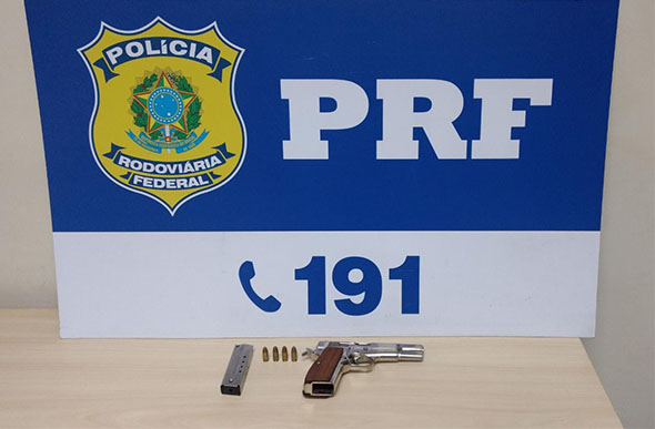 Segundo a PRF, a arma de fogo é de uso restrito das forças de segurança pública/ Foto: PRF Sete Lagoas
