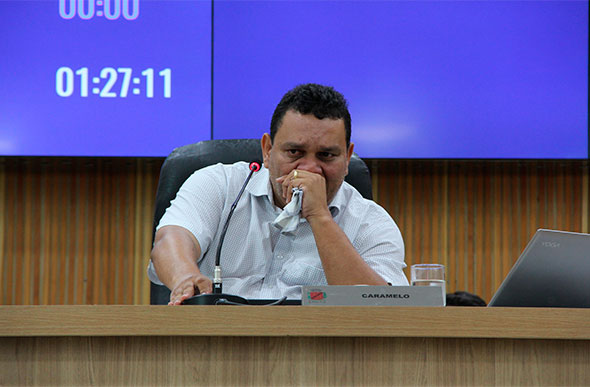 Caramelo emocionado ao fim da eleição que o contemplou novamente presidente da Câmara - Foto: AsCom CMSL