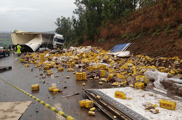 O aidente ocorreu no km 462 sentido Belo Horizonte/ Foto: Reprodução Via WhatsApp