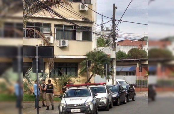 A operação está sendo realizada pelo MPMG e PM na sede da prefeitura de Sete Lagoas/ Foto: Reprodução WhatsApp