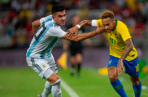 Foto:Pedro Martins/ MoWA Press/ Neymar passa pela marcação de Battaglia no amistoso entre Brasil e Argentina