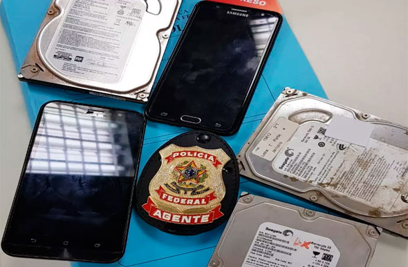 A PF apreendeu celulares e computadores dos suspeitos (Foto: Polícia Federal/Divulgação)