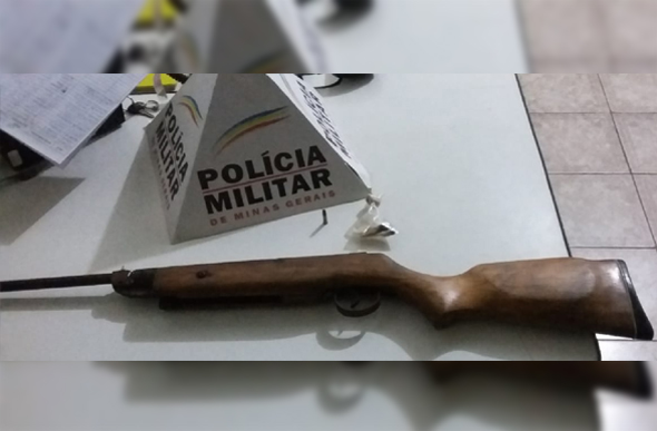 Os militares se deslocaram até o endereço informado e localizaram uma espingarda calibre 22./ Foto: PMMG