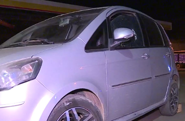 No carro onde as vítimas foram atingidas ficou as marcas dos disparos/ Foto: Reprodução TV Globo MG
