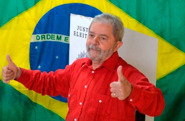 Foto: Nelson Almeida - 26.out.2014/AFP./ O ex-presidente Lula posa para fotos após votar, em 2014