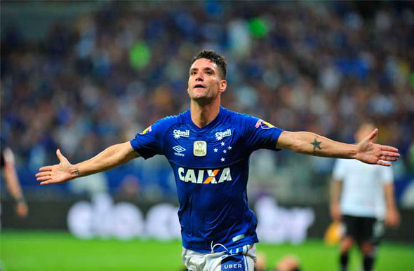 Foto:Ramon Lisboa/EM/D. A Press/ Depois de três tentativas em chutes, Thiago Neves marcou gol da vitória em cabeceio