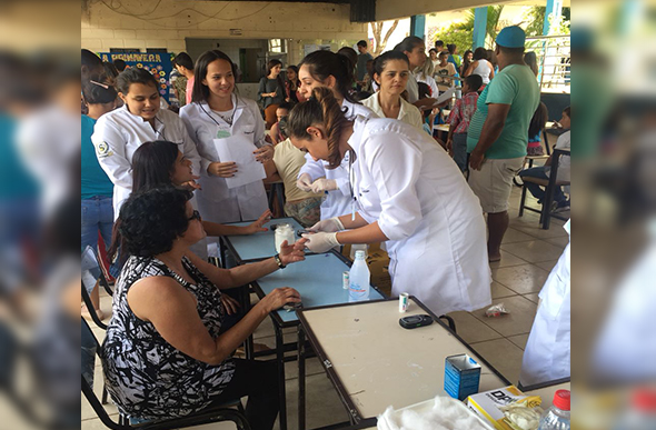 Voluntários conferem a glicemia capilar dos participantes na edição de 2017/ Foto: Ascom Promove Sete Lagoas
