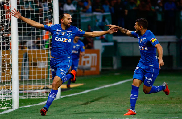 Foto: Marcello fim/ O fotografo/ estadão conteúdo/ Barcos encobriu o goleiro Weverton aos 4' e marcou o único gol da vitória do Cruzeiro sobre o Palmeiras