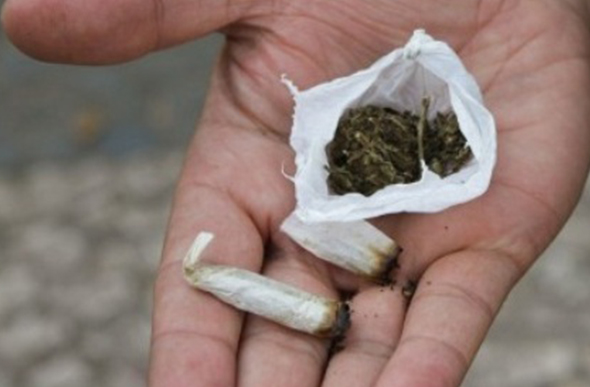 Na casa do infrator foram localizadas 16 petecas de cocaína, 5 buchas de maconha e 6 pedras de crack/ Foto ilustrativa: reprodução internet