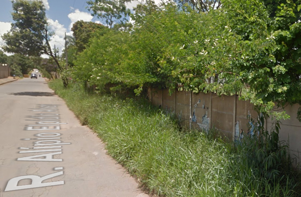 O corpo foi encontrado na rua Alípio Elpídio Alves no bairro Titamar/ Foto: Street View