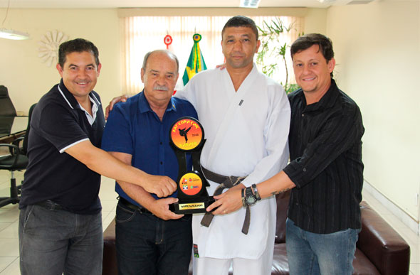 Foto: AsCom Prefeitura de Sete Lagoas/ Prefeito Leone recebe homenagem por apoio a Copa Caic de Karate