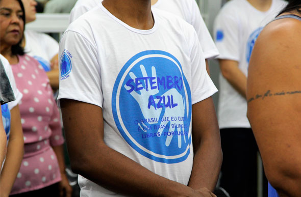 Foto: AsCom Câmara Municipal De Sete Lagoas/ Participantes da reunião usa camisa com simbolo do setembro azul, o mês dos surdos