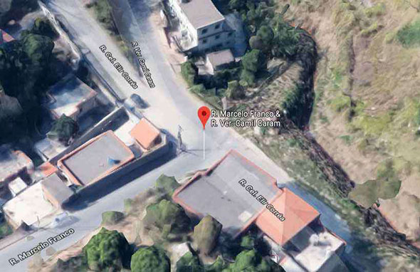 O caminhão desceu desgovernado a Rua Marcelo Franco e caiu em um lote vago da Rua Vereador Camil Caram (foto: Reprodução/Google Maps)