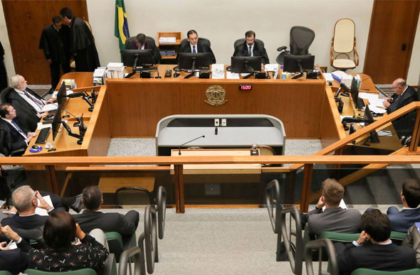 A 5ª Turma do STJ, durante a sessão que julgou o recurso da defesa de Lula, nesta terça-feira. - Foto: Sergio Lima/AFP