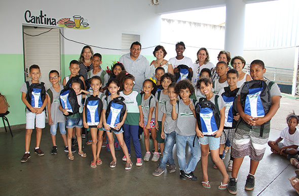 Prefeito Caramelo com estudantes que receberam os kits. - Foto: Ascom PMSL