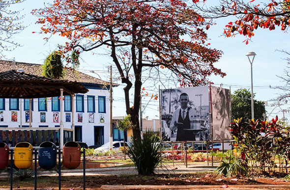 Exposição "Por Entre Ruas" na Praça Tiradentes em Sete Lagoas — Foto: Bruna Aguiar