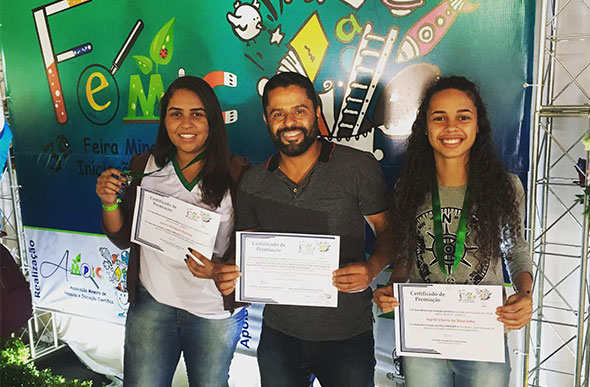 Alunas da Escola Estadual José Evangelista França recebem prêmio na Femic — Foto: Divulgação