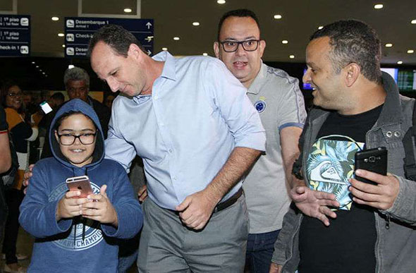 Ceni teve recepção calorosa da torcida do Cruzeiro em Confins (Foto: Jair Amaral/EM/D.A Press)