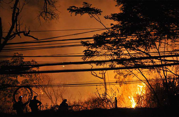 Bombeiros combatem chamas na Grande BH, região de Minas que concentra o maior número de focos./ Foto: Marcos Vieira/EM/DA Press