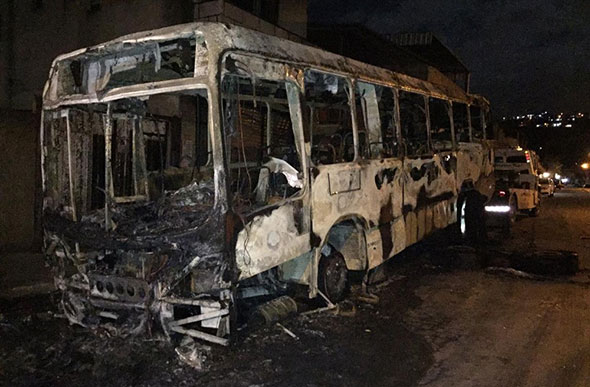 Ônibus queimado em Vespasiano ficou totalmente destruído./ Foto: Camila Falabela/TV Globo