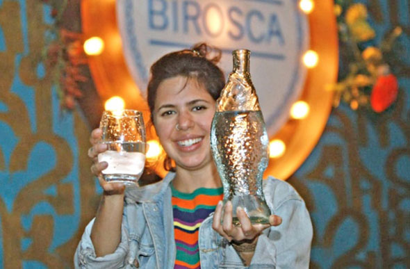Bruna Martins, chef e dona do Birosca, em Santa Tereza, aposta desde 2013 na oferta de água filtrada sem custo, servida em jarra do tempo da vovó; inspiração veio da Europa. Riva Moreira /