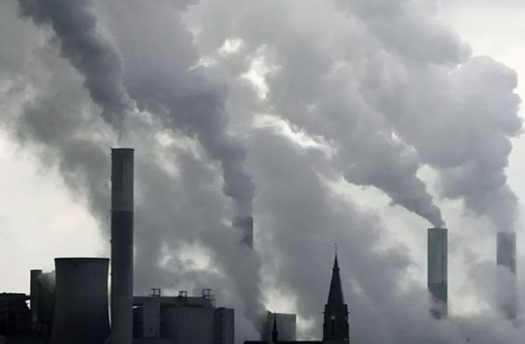 Segundo o relatório 'Estado do Clima 2018', o efeito das emissões de gases para o aquecimento da atmosfera foi 43% maior no ano passado do que em 1990 — Foto: Frank Augstein/AP