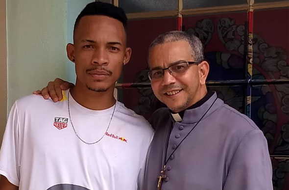 O artista e o padre se encontram nesta quarta-feira./ Foto: Divulgação