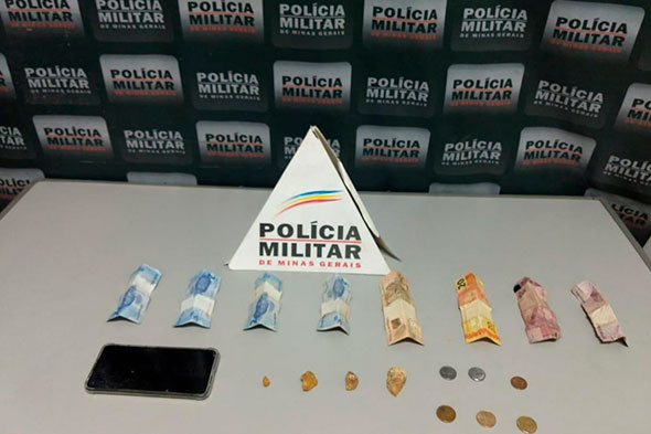 Foram encontrados drogas e dinheiro com a suspeita / Foto: 25º BPM