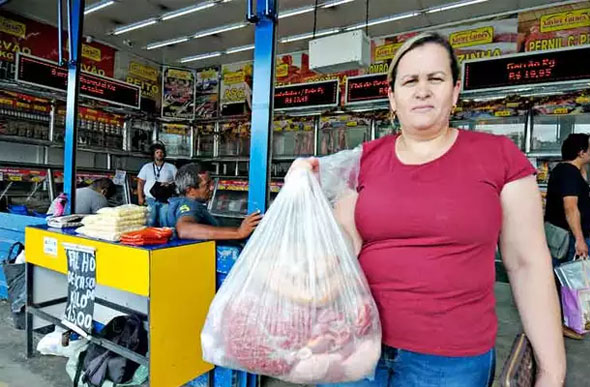A dona de casa Lúcia Helena reduziu a compra de carne de boi e optou pelos cortes mais baratos — Foto: Leandro Couri/EM/D.A Press