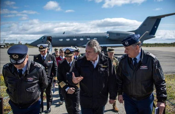 O ministro da Defesa do Chile, Alberto Espina, ao centro, chega à base aérea de Punta Arenas na terça (10) para coordenar os trabalhos de busca do avião militar desaparecido — Foto: Joel Estay/AgenciaUno via Xinhua