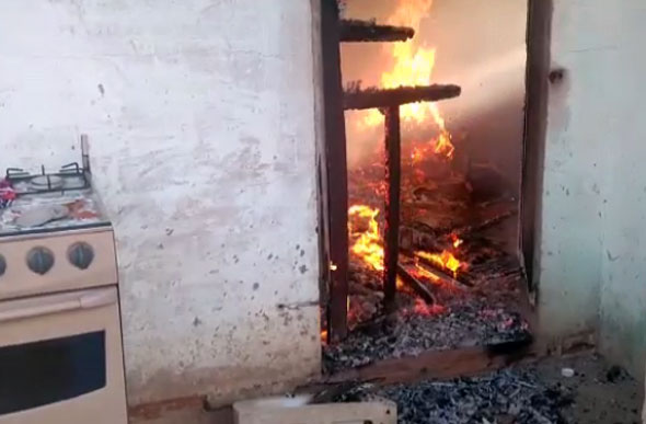 Enquanto ateava fogo na casa, homem ameaçou a namorada de morte — Foto: Divulgação/PMMG