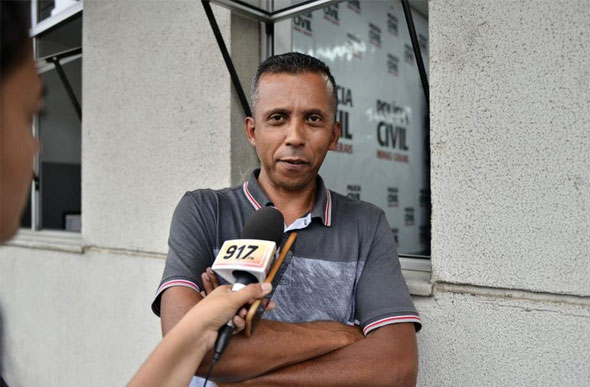 Luís Carlos Alves Fernandes, de 51 anos, trabalha como taxista há pouco mais de 17 anos — Foto: Fred Magno