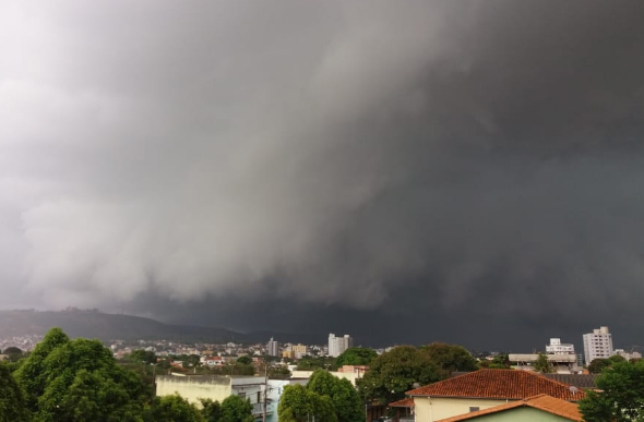 Imagens da chegada da chuva no dia 6 de fevereiro/ Foto: encaminhada pelo leitor Lucas Soares