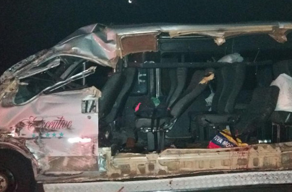 Lateral da van foi arrancada durante o acidente — Foto: Polícia Militar Rodoviária/Divulgação
