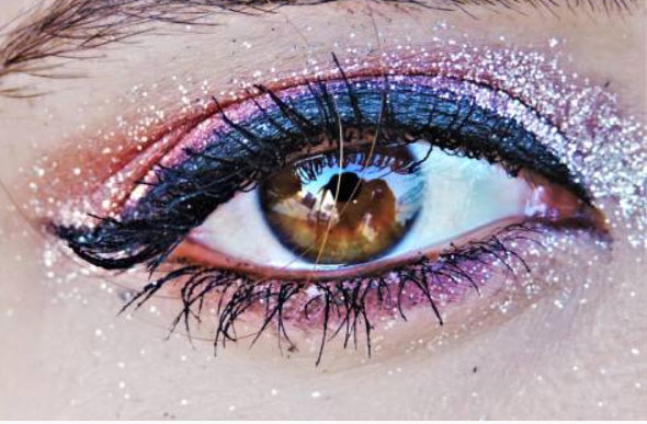 Foto: Getty Images/ Maquiagens com glitter são famosas no Carnaval, mas tendem a serem difíceis de remover