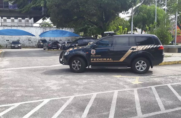 Polícia Federal cumpre mandados em Pernambuco dentro da Operação Fantoche, nesta terça-feira (19) — Foto: Marina Meireles/G1