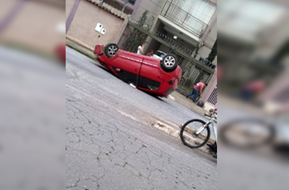 O condutor perdeu a direção e capotou durante a fuga/ Foto: Reprodução Via WhatsApp