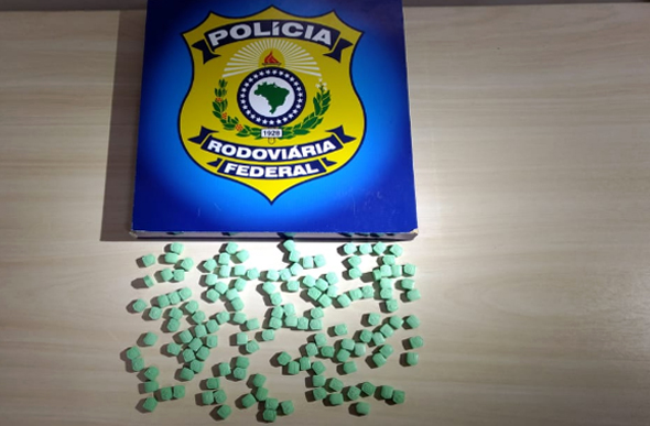 Comprimidos de ecstasy foram encontrados com o motorista do carro/ Foto: PRF