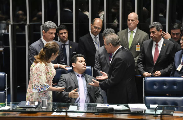Foto: Edilson Rodrigues/Agência Senado/ Davi Alcolumbre (sentado) é cercado por Renan Calheiros e Kátia Abreu durante sessão tumultuada no plenário do Senado 