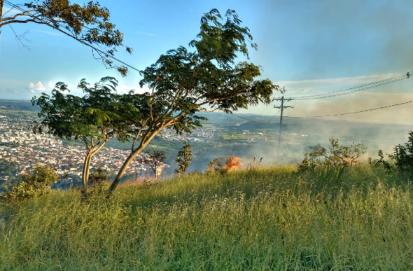 Incêndio teria sido provocado por rojão/ Foto: Brigada Serra de Santa Helena