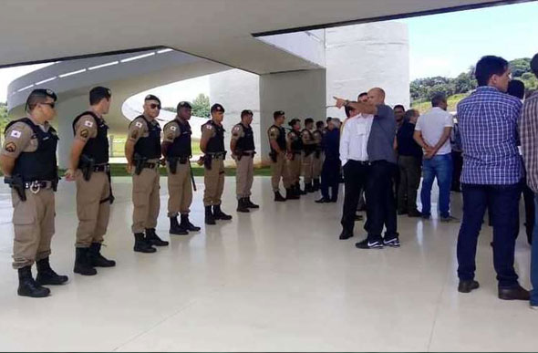 Foto: Juliana Cipriani/EM/D.A Press/ Grupo de prefeitos encontrou barreira militar no acesso ao Palácio Tiradentes, onde o governador despacha