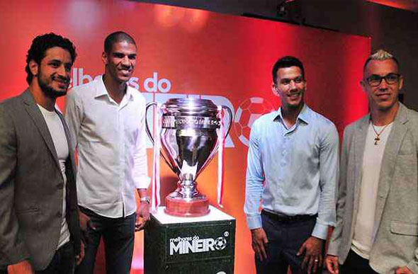 Léo, Leonardo Silva, Henrique e Marcelo Toscano posam ao lado do troféu do Estadual. Foto: Marcos Vieira/EM